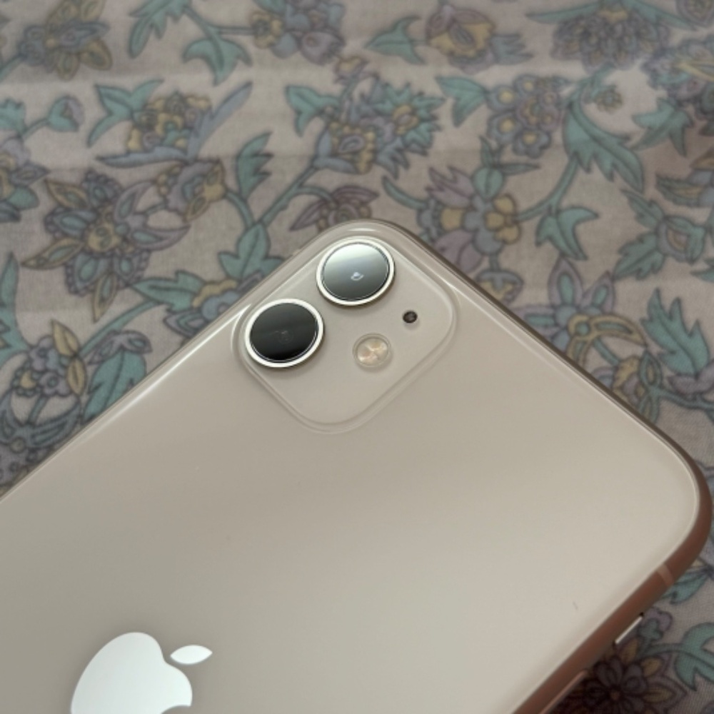 IPhone 11 Bundle - Picture 4 of 13